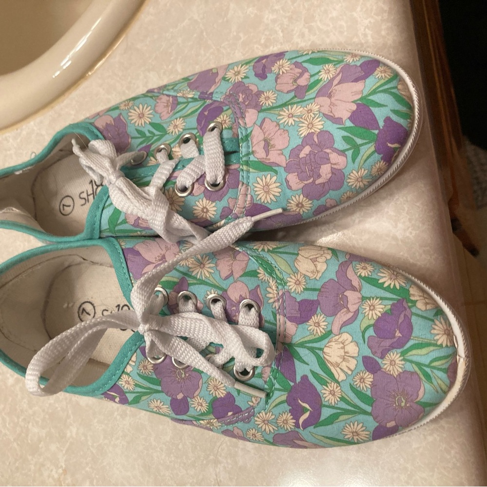 Woman’s tennis shoes